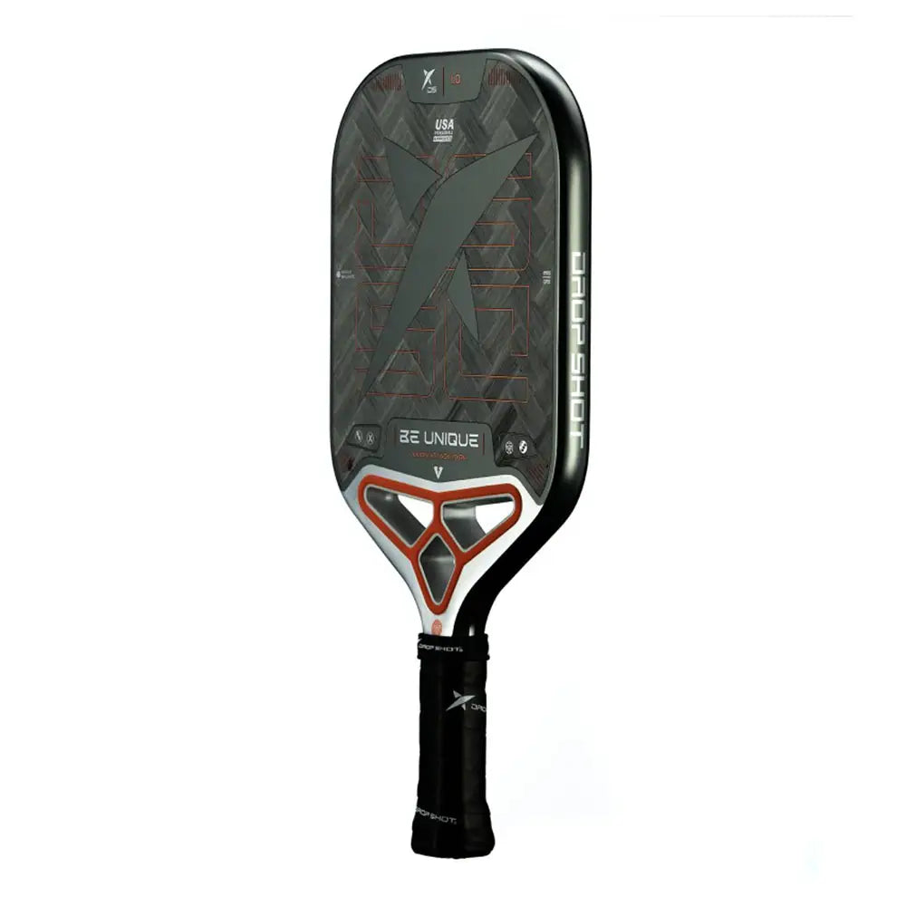 Schuin vooraanzicht Drop Shot Axion Attack 1.0 pickleballracket – 24K Carbon Twill Silver, honeycomb-kern en siliconen insert voor power en spin.
