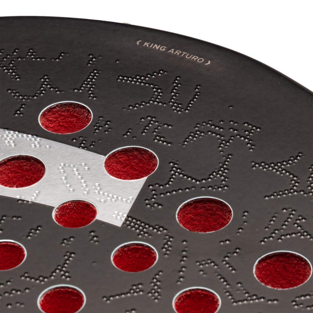 Close-up slagoppervak van Head Coello Motion zwarte padel racket met wit Head logo en het woord Coello onderaan.