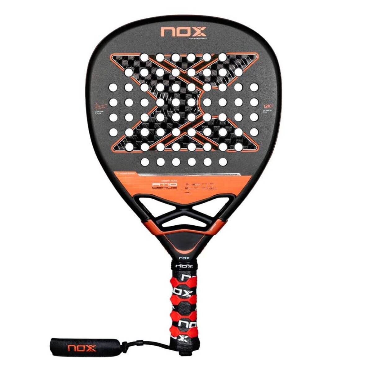 Vooraanzicht van de Nox AT10 Genius Attack 12K 2025 padelracket, diamantvormig blad met zwart design en gouden details, voorzien van het witte Nox-logo centraal op het slagoppervlak.