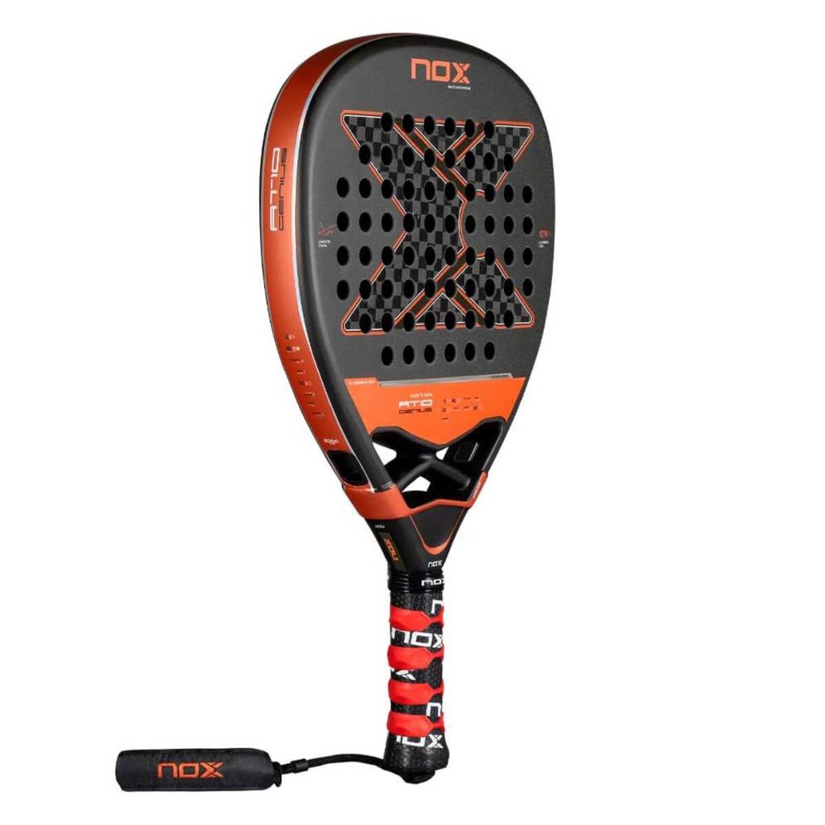 Schuin vooraanzicht van de Nox AT10 Genius Attack 12K 2025 padelracket, diamantvormig blad met zwart design en gouden details, voorzien van het witte Nox-logo centraal op het slagoppervlak.