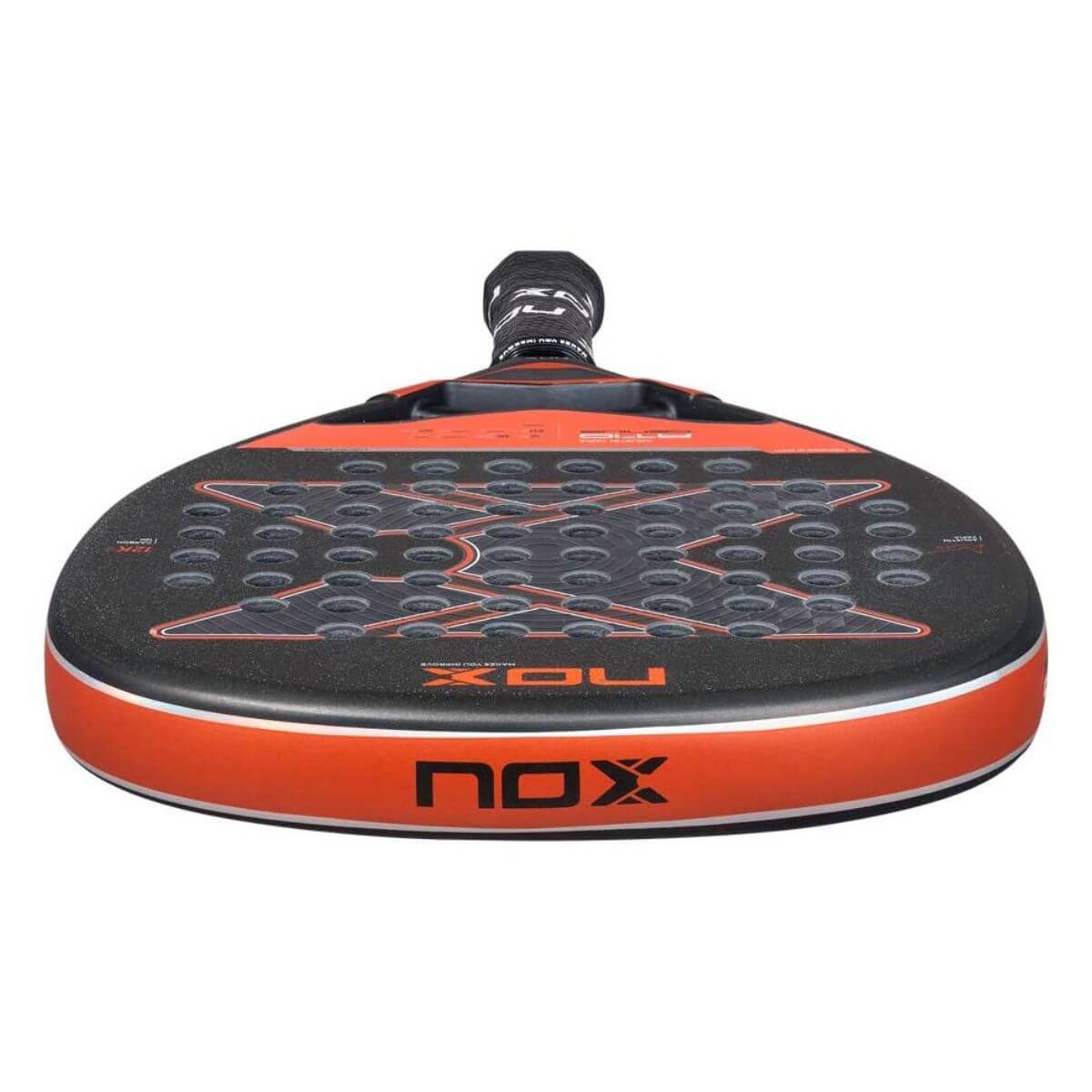 Bovenaanzicht van de Nox AT10 Genius Attack 12K 2025 padelracket, diamantvormig blad met zwart design en gouden details, voorzien van het witte Nox-logo centraal op het slagoppervlak.