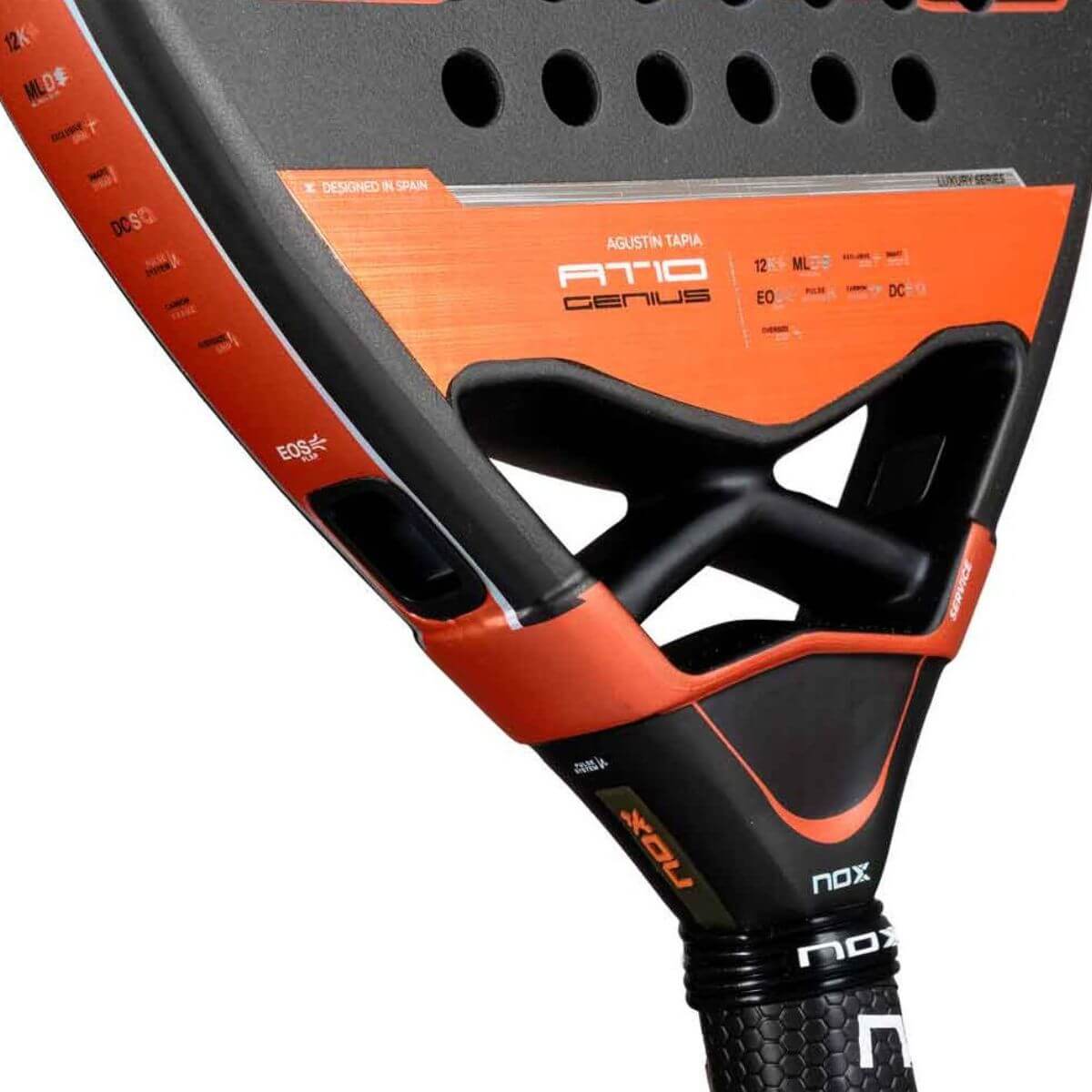 Close-up van de Nox AT10 Genius Attack 12K 2025 padelracket, diamantvormig blad met zwart design en gouden details, voorzien van het witte Nox-logo centraal op het slagoppervlak.