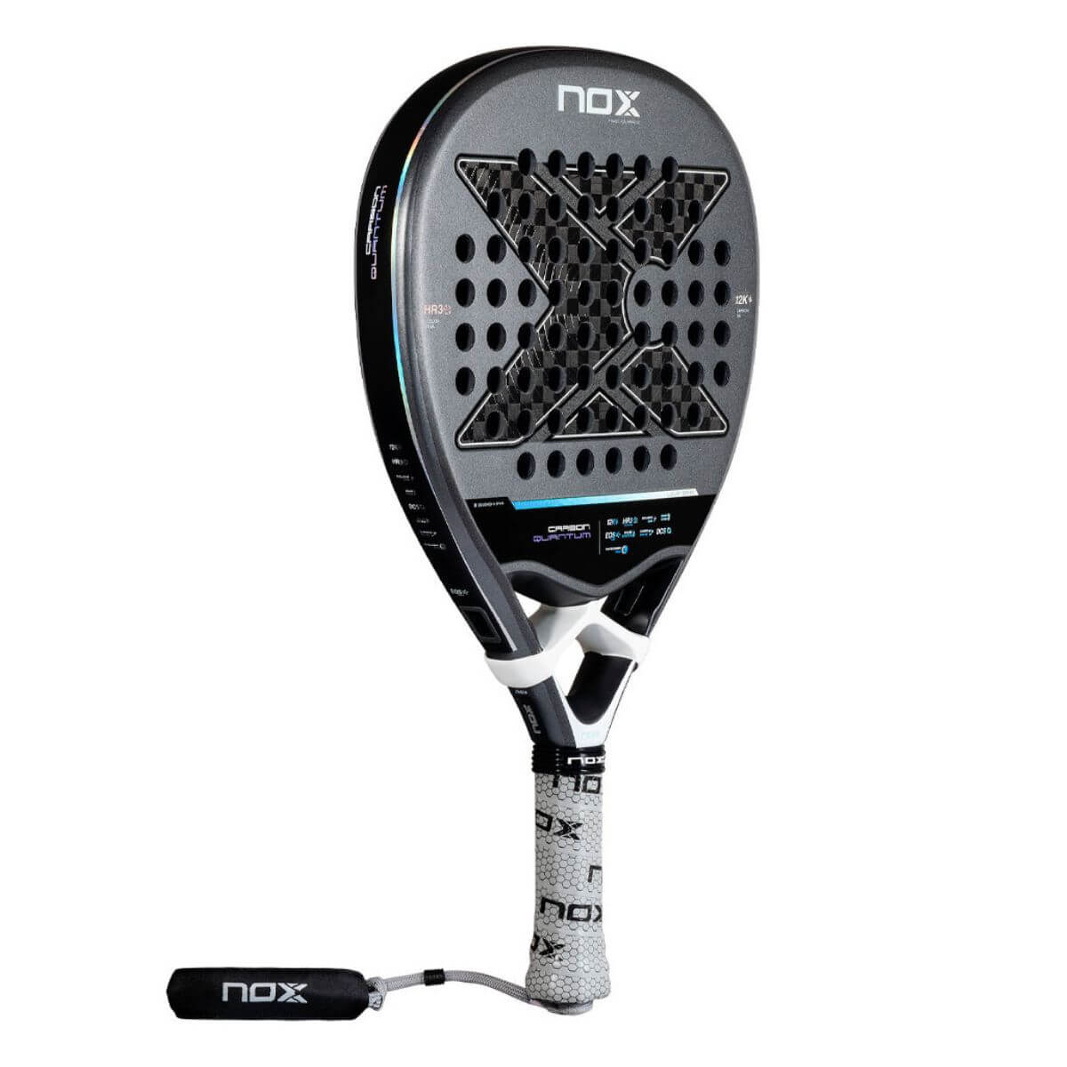 Schuin vooraanzicht: Nox ML10 Quantum 12K Carbon 2025 padelracket met zwart carbon blad en subtiele zilveren accenten.