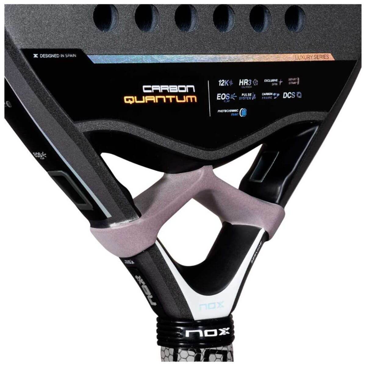 Close-up slagoppervlak: Detail van het 12K Carbon met ruwe 3D-textuur van de Nox ML10 Quantum 12K 2025.