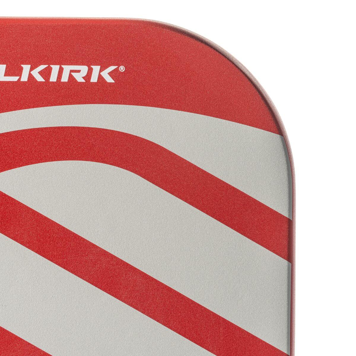 Close-up van het slagoppervlak van de rode Selkirk AMPED Pro Air Epic pickleball racket met groot wit Selkirk-logo op het blad.