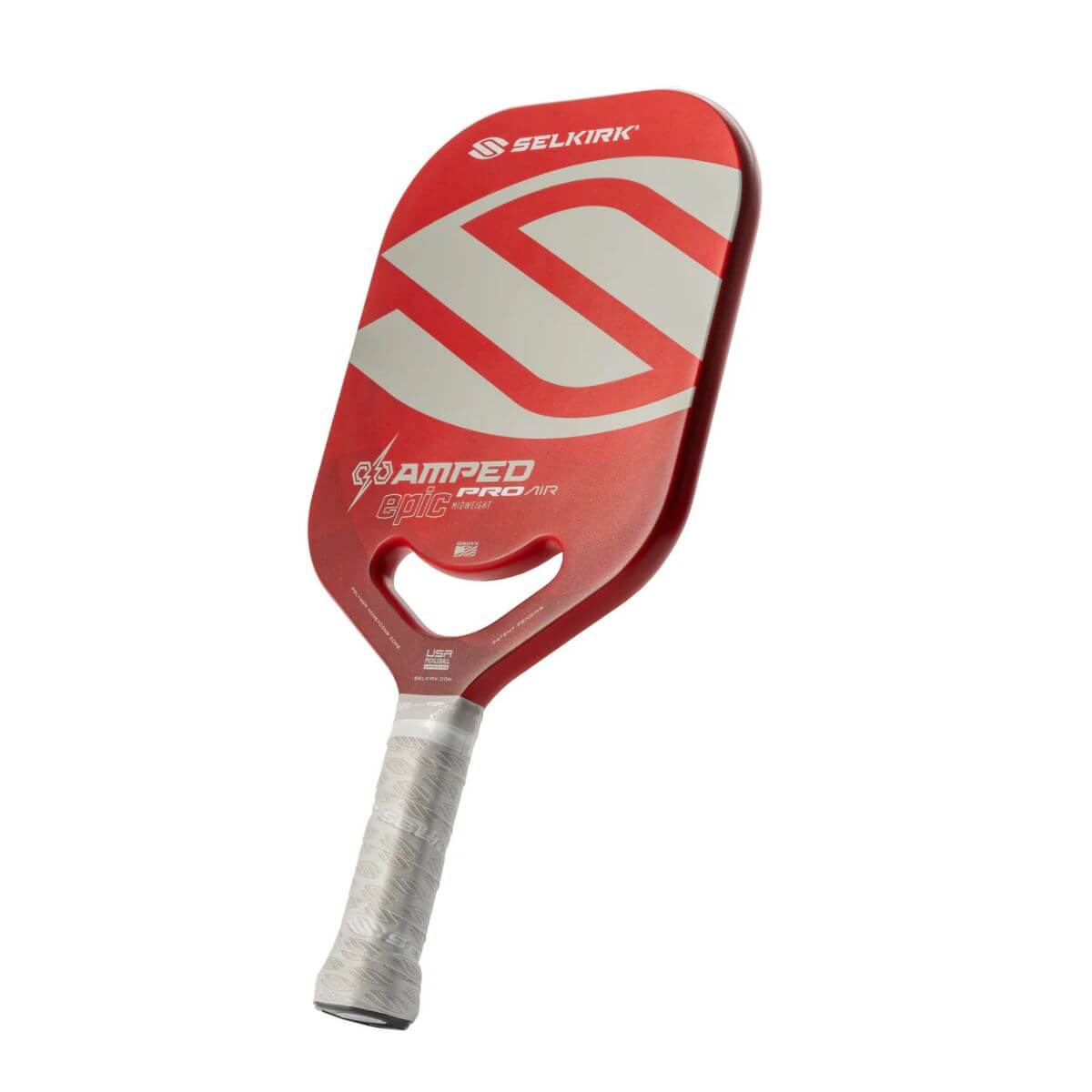 Schuin vooraanzicht van de rode Selkirk AMPED Pro Air Epic pickleball racket met groot wit Selkirk-logo op het blad.