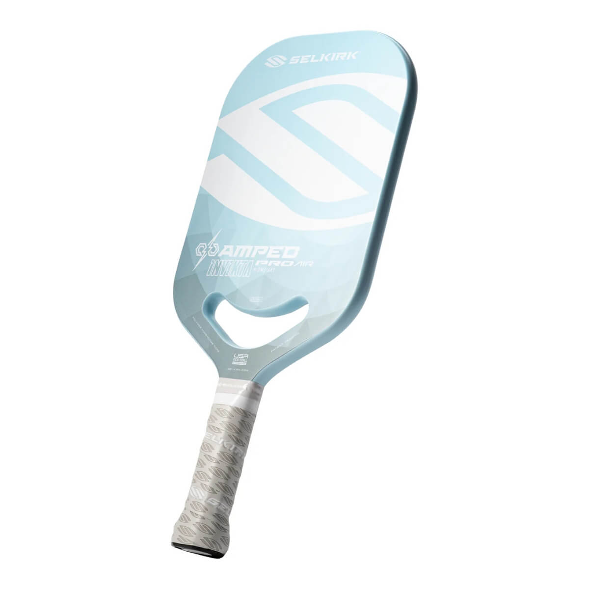 Schuin vooraanzicht van de licht blauwe Selkirk AMPED Pro Air Invikta pickleball racket met groot wit Selkirk-logo op het blad.