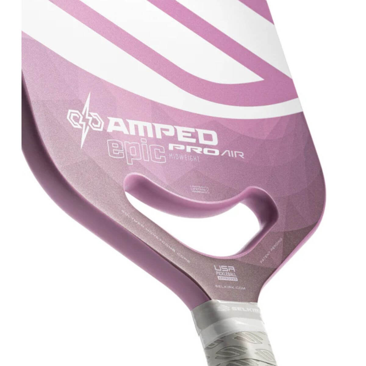Close-up van het slagoppervlak van de paarse Selkirk AMPED Pro Air Epic pickleball racket met groot wit Selkirk-logo op het blad.