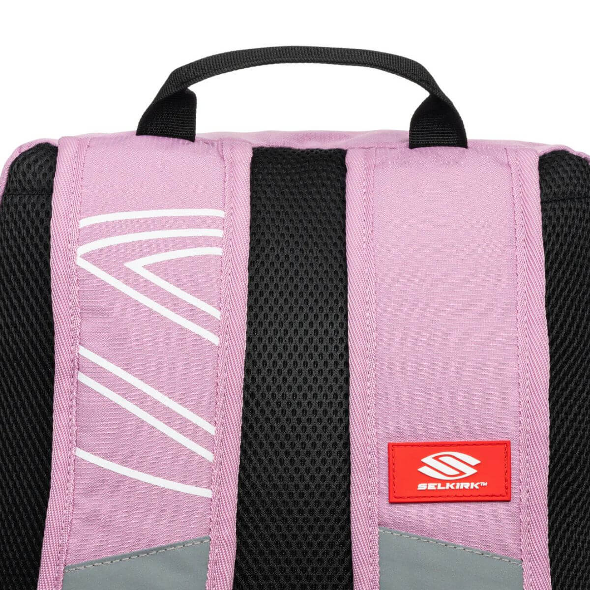 Detail van de roze Selkirk Pickleball rugzak met wit Selkirk opschrift en wit Selkirk logo.