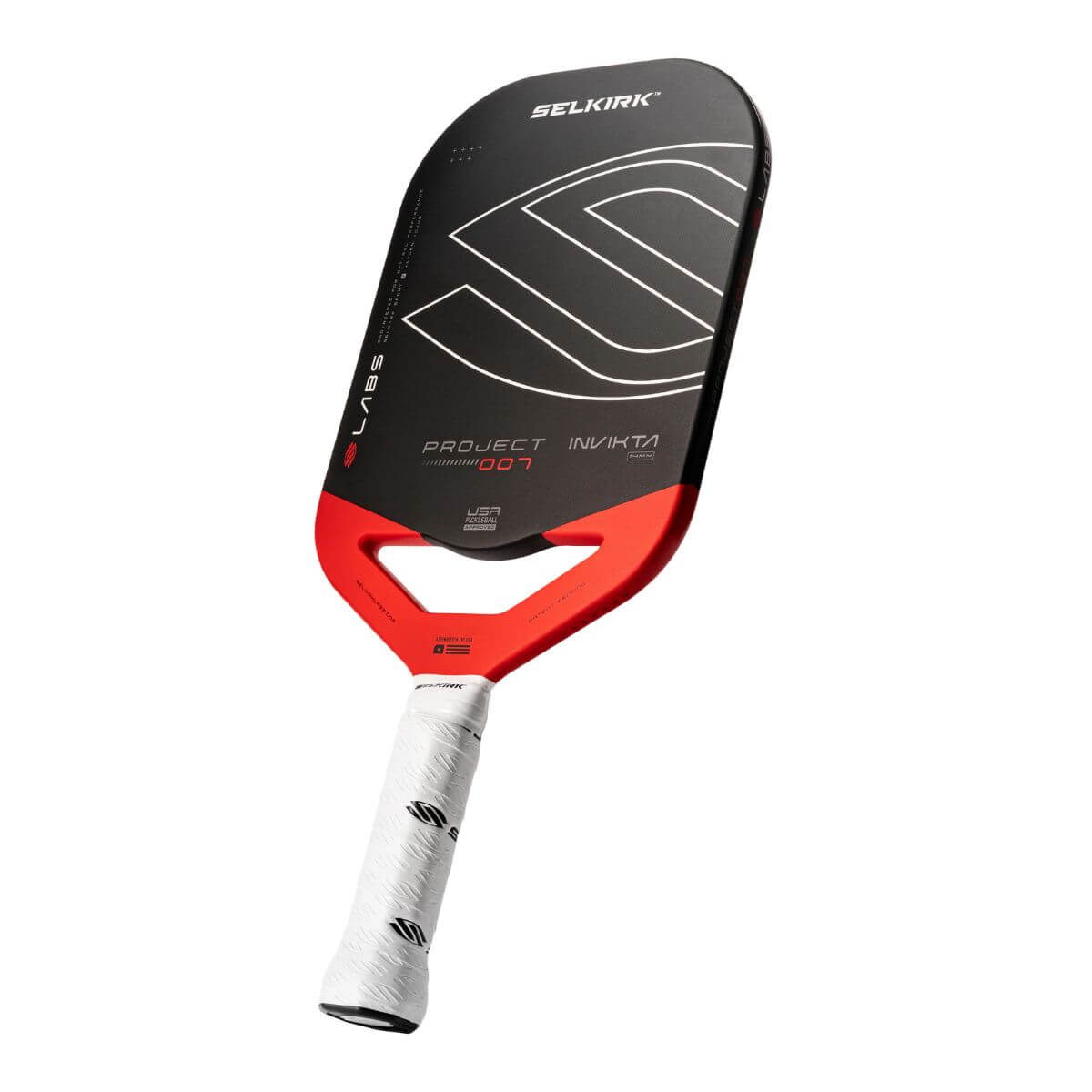 Schuin vooraanzicht van de Selkirk LABS 007 Invikta pickleball paddle, zwart blad met rode onderzijde, wit handvat en het Selkirk-logo in zwart met witte omlijning op het slagooppervlak.