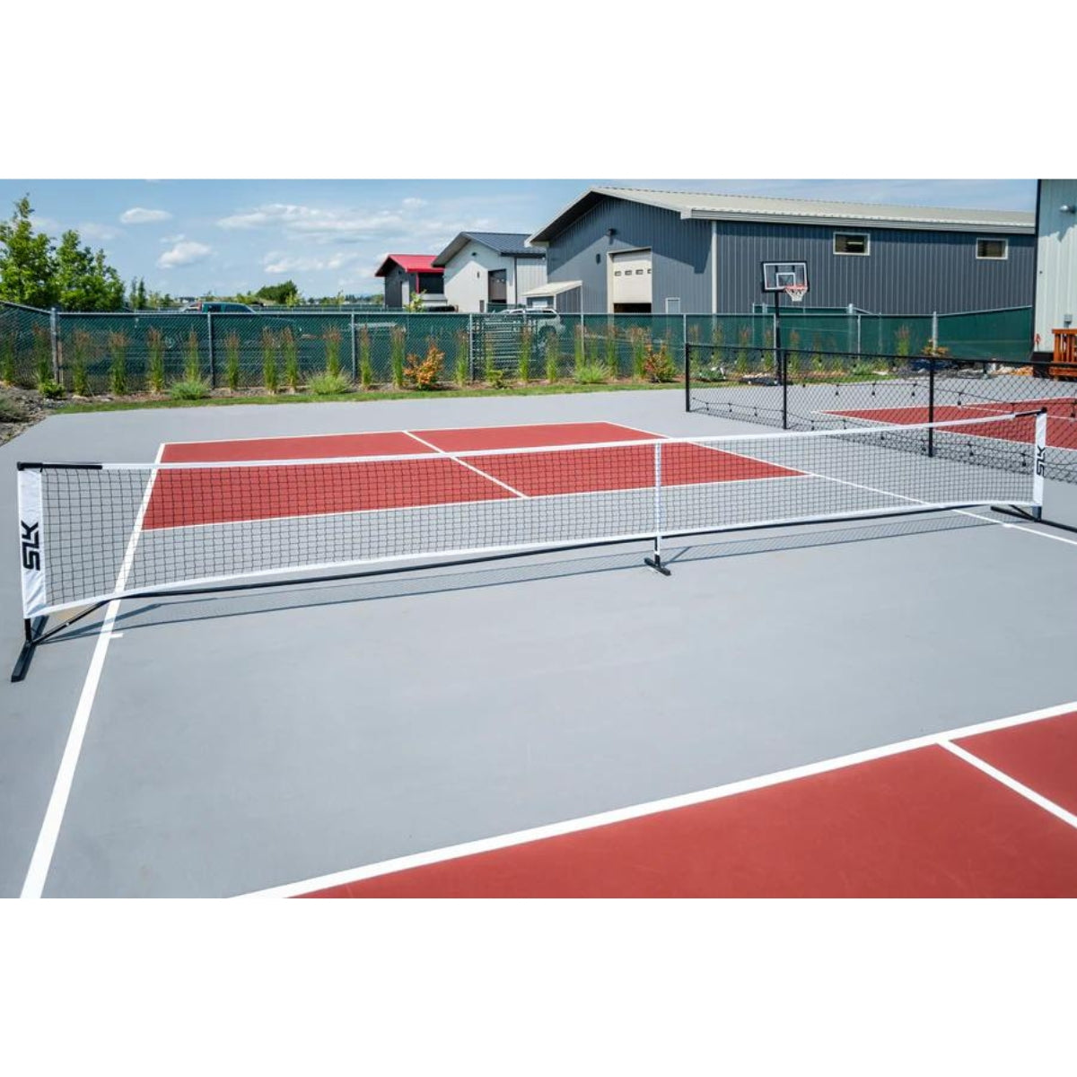 Pickleball net met witte randen op een veld