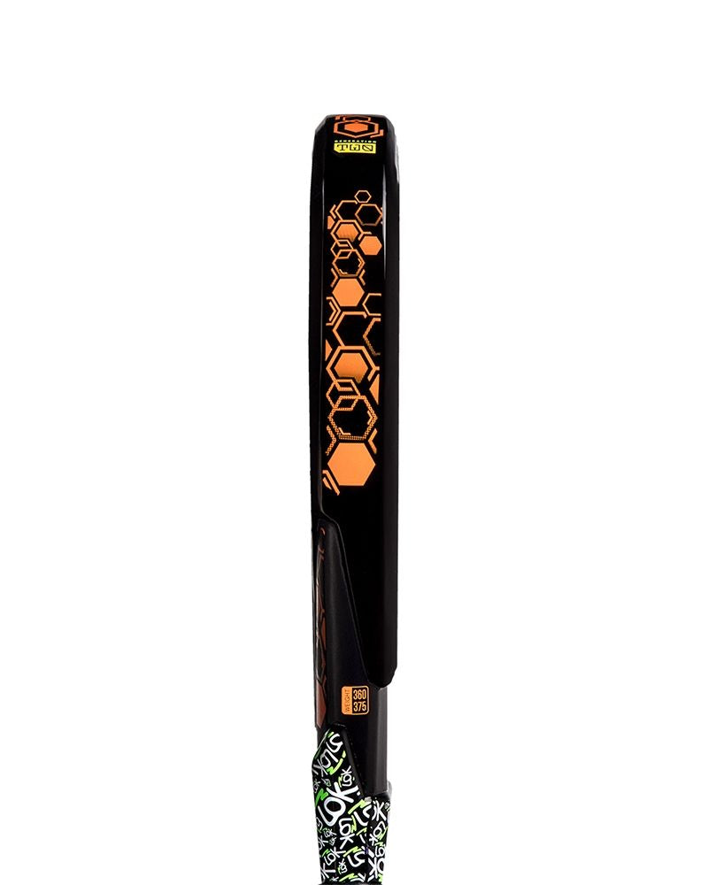 Zijaanzicht Lok Carbon Hype Gen 2 padel racket met oranje/geel logo van Lok.