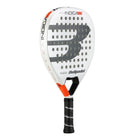 Padelracket Bullpadel Indiga Power 25 met witte afwerking, oranje accenten en zwart Bullpadel-logo schuin vooraanzicht