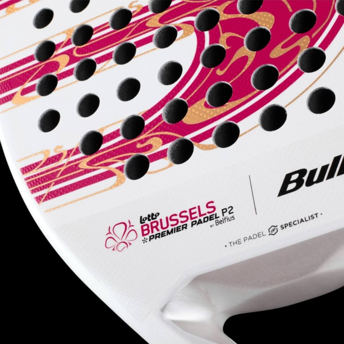 Close-up van het slagoppervlak van de Bullpadel PEARL LTD Brussels Edition 2024, met duidelijk zichtbare 3D-structuur en fijne textuur in parelwit met gouden en bordeauxrode details. Met het woord Brussels Permie Padel in het zwart en rood.