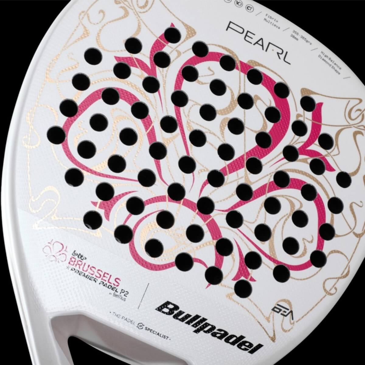 Close-up van het slagoppervlak van de Bullpadel PEARL LTD Brussels Edition 2024, met duidelijk zichtbare 3D-structuur en fijne textuur in parelwit met gouden en bordeauxrode details.