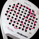 Close-up van het slagoppervlak van de Bullpadel PEARL LTD Brussels Edition 2024, met duidelijk zichtbare 3D-structuur en fijne textuur in parelwit met gouden en bordeauxrode details.