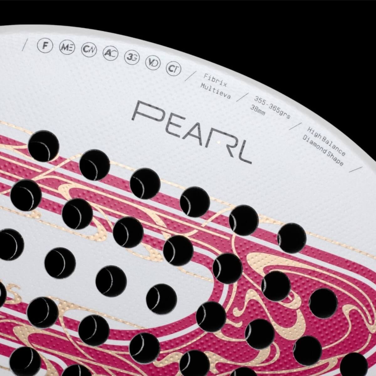 Close-up van het slagoppervlak van de Bullpadel PEARL LTD Brussels Edition 2024, met duidelijk zichtbare 3D-structuur en fijne textuur in parelwit met gouden en bordeauxrode details.