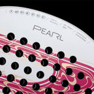 Close-up van het slagoppervlak van de Bullpadel PEARL LTD Brussels Edition 2024, met duidelijk zichtbare 3D-structuur en fijne textuur in parelwit met gouden en bordeauxrode details.