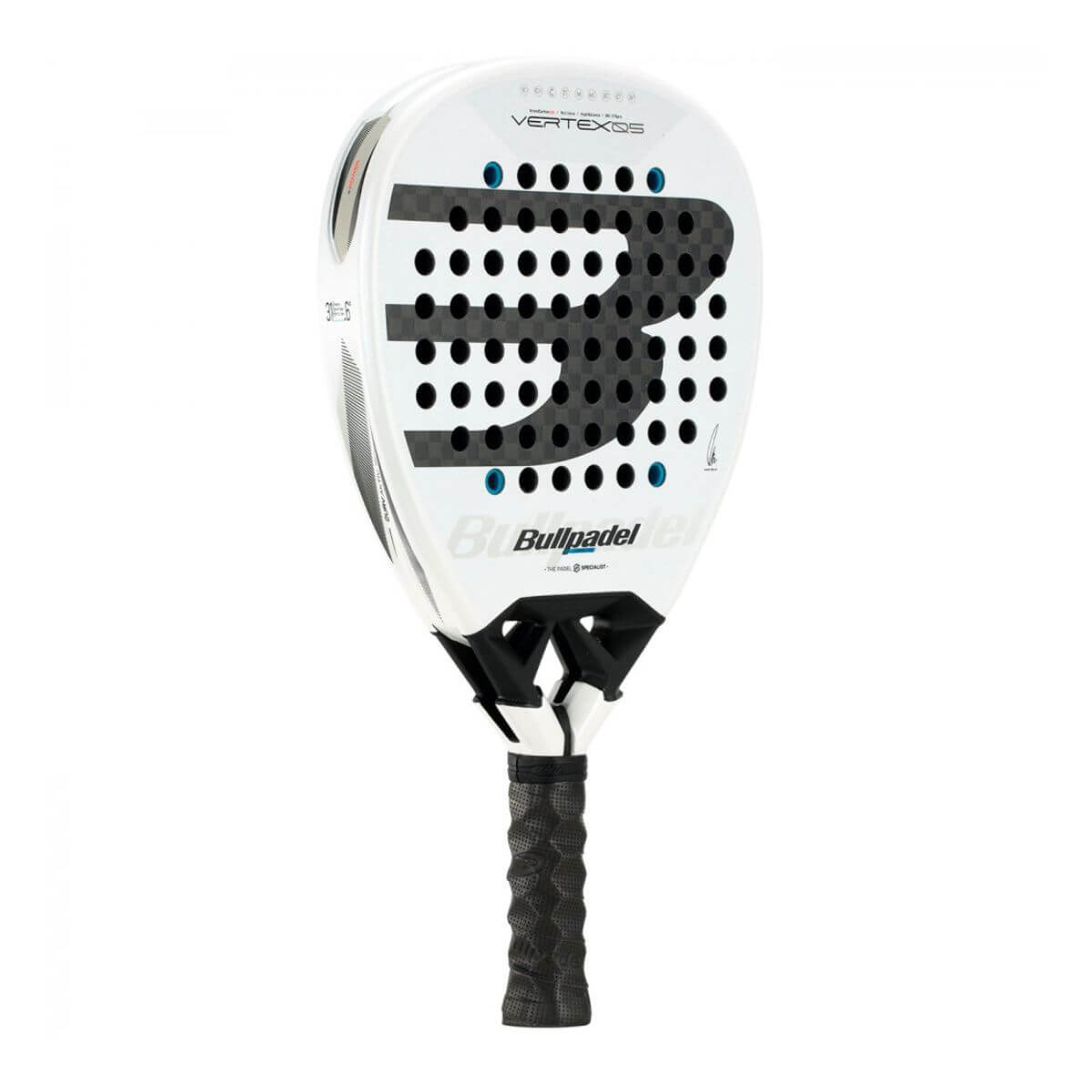 Schuin vooraanzicht van het Bullpadel Vertex 05 2026 padelracket – diamantvormig racket in zwart-witdesign, met ruwe Top Spin-afwerking en geavanceerde technologieën voor power en controle.
