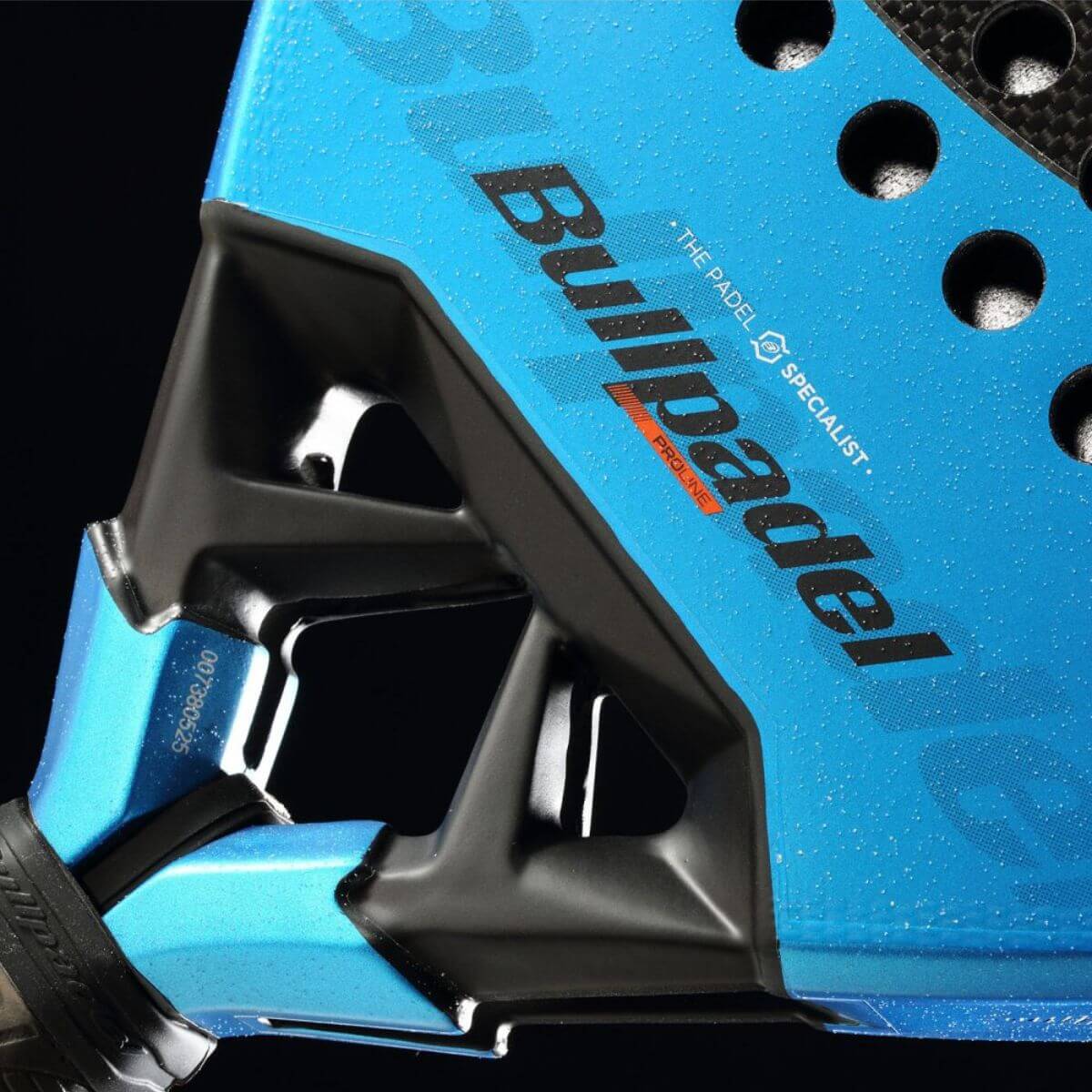 Detail Bullpadel Vertex 05 GEO 2026 padelracket – geometrisch blad in diamantvorm, fel blauw design met zwarte accenten en ruwe Top Spin-afwerking.