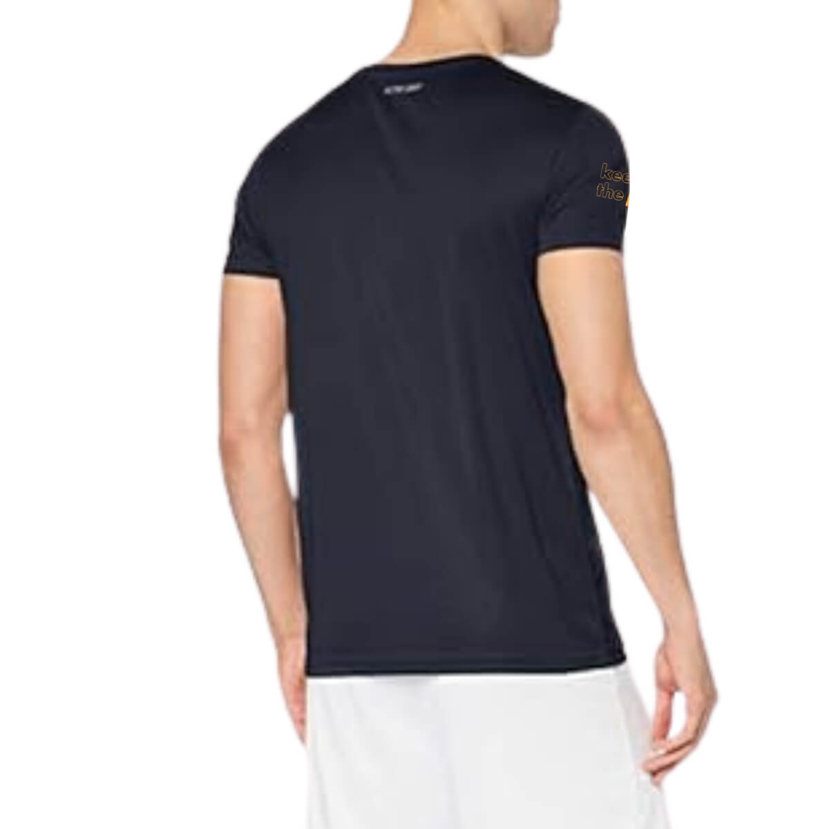 Rugzijde van een man met zwart sport t-shirt .  Op de rechtermouw staat in het oranje de slogan Keep Up The Pace