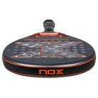 AT10 GENIUS 18K ALUM 2025 - AGUSTIN TAPIA padel racket bovenaanzicht grijze racket met oranje logo Nox