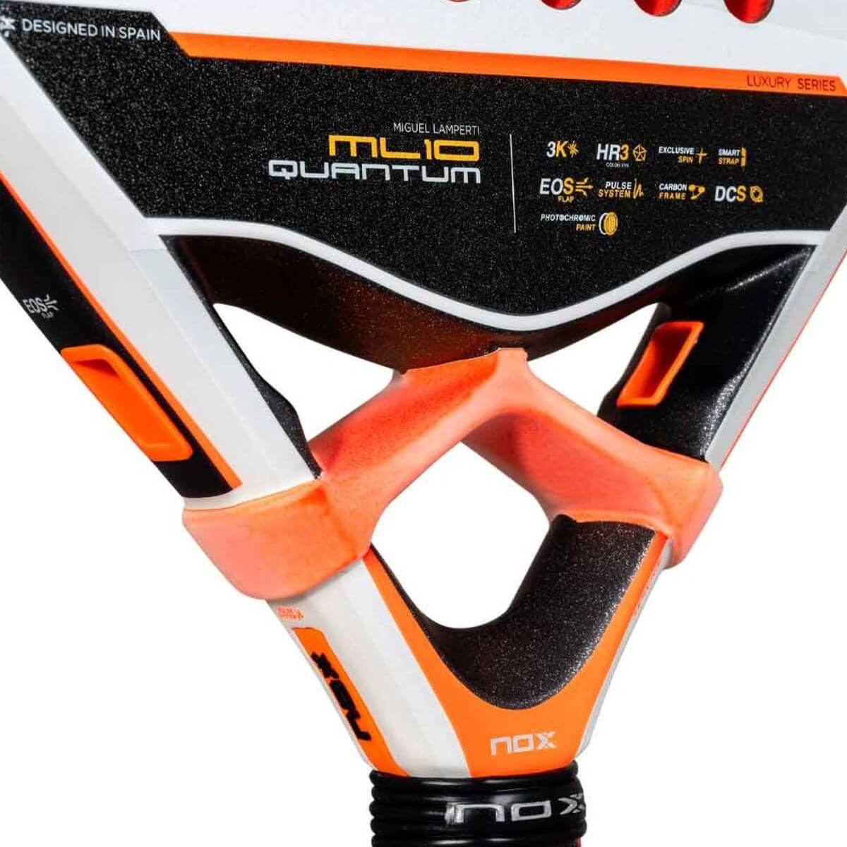 Textuurdetail van het 3K Carbon met ruwe 3D-structuur van de Nox ML10 Quantum 2025.