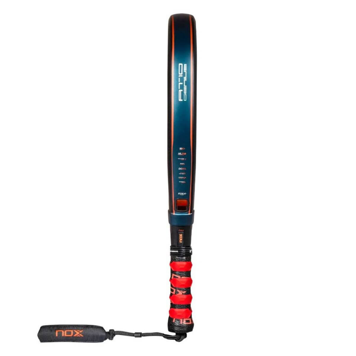 Zijaanzicht van de Nox AT10 Genius Attack 18K 2025 padelracket, met diamantvormig blad, zwart design met rode details en het witte Nox-logo centraal op het slagoppervlak.