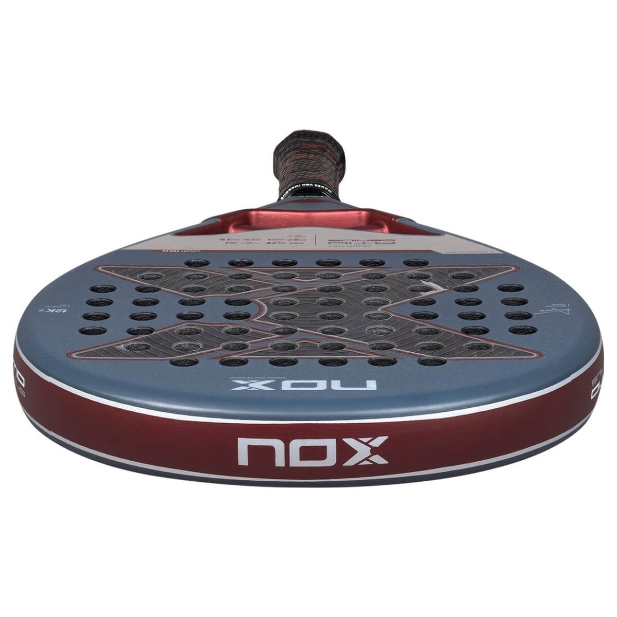 Grijs NOX AT10 Genius 12K 2025 padelracket met zwart X-logo van NOX, bovenaanzicht met druppelvormig ontwerp en hoogwaardige afwerking