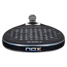 Bovenaanzicht: Nox ML10 Quantum 12K Carbon 2025 padelracket met zwart carbon blad en subtiele zilveren accenten.