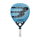 Vooraanzicht licht blauwe Bullpadel Vertex Jr Girl 2026 padel racket met zwart logo.