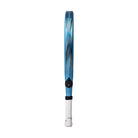 Zijaanzicht licht blauwe Bullpadel Vertex Jr Girl 2026 padel racket met zwart logo.