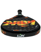 Bovenaanzicht Lok Carbon Hype Gen 2 padel racket met oranje/geel logo van Lok.