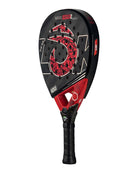 Schuin vooraanzicht Lok Maxx Hype Gen 2 - Zwart Diamantvormig padelracket met 18K Carbon en rood Lok logo.