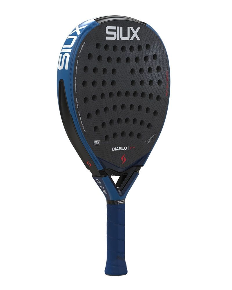 Schuin vooraanzicht Siux Diablo Pro 2026 Royal Blue | Traanvormig padelracket met 24K Carbon TeXtreme, EVA Pro-kern en 3D-textuur. 